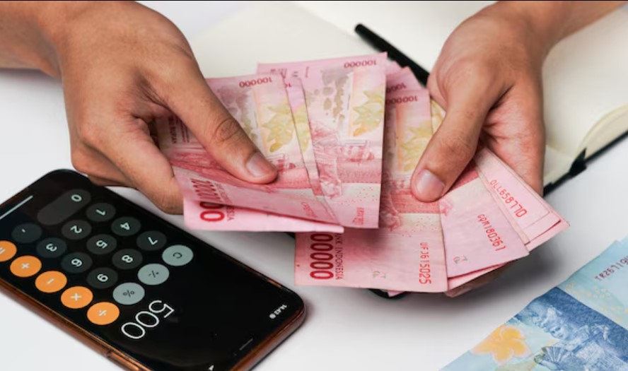 <p>Ilustrasi seseorang menghitung uang tunai hasil penarikan saldo Dana gratis Rp279.851 dari aplikasi Lucky Treuser, sesuai dengan cara mudah yang dibagikan di channel Sandi Tutorial. Foto: freepik.com</p>
