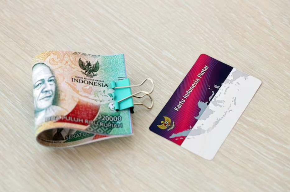 <p>Ilustrasi Kartu Indonesia Pintar (KIP) dan uang bantuan pendidikan. Waspada! Banyak siswa mengeluh KIP tidak ditemukan saat cek di laman resmi PIP Kemendikdasmen. Foto: freepik.com</p>
