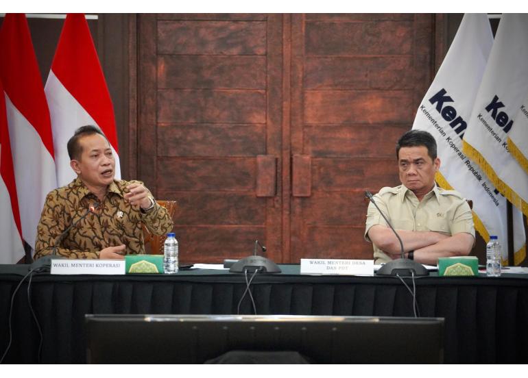 <p>Wakil Menteri Koperasi Ferry Juliantono sekaligus (kiri) dan Wakil Menteri Desa dan Pembangunan Daerah Tertinggal Ahmad Riza Patria (kanan) dalam Rakor lintas Kementerian/Lembaga dan BUMN terkait Skema dan Mekanisme Pembiayaan Kopdes/ Kel Merah Putih di Jakarta, Jumat, 22 Agustus 2025. (Dok. kemenkop)</p>

