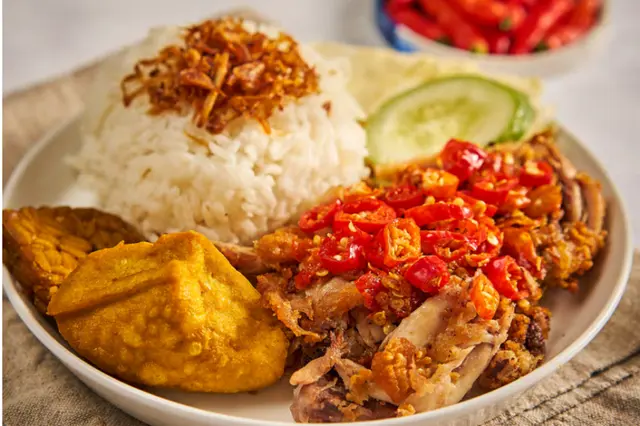 Sajian berbahan baku ayam menjadi puncak penjualan pesan-antar Go Food