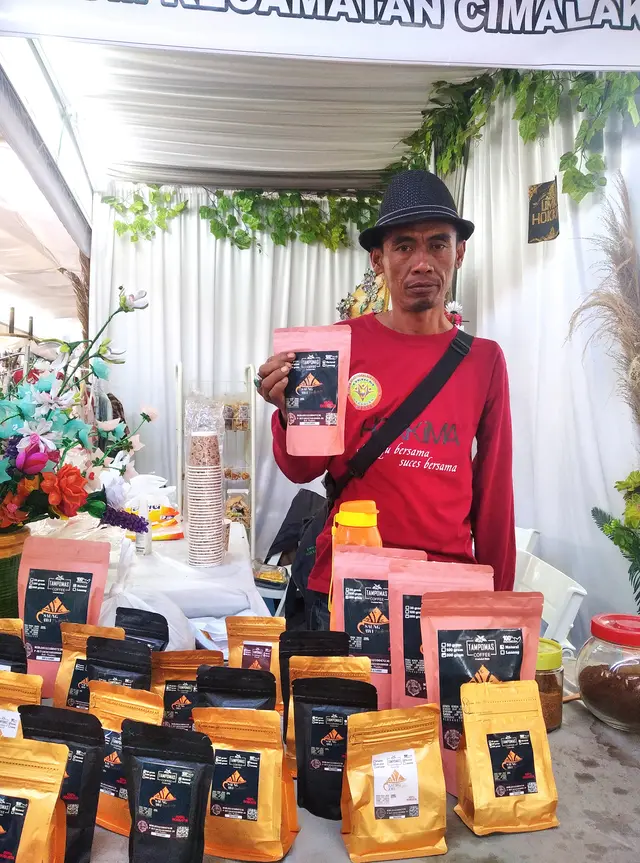 Bapak Tatang dengan Kopi Tampomas di stan UMKM Cimalaka