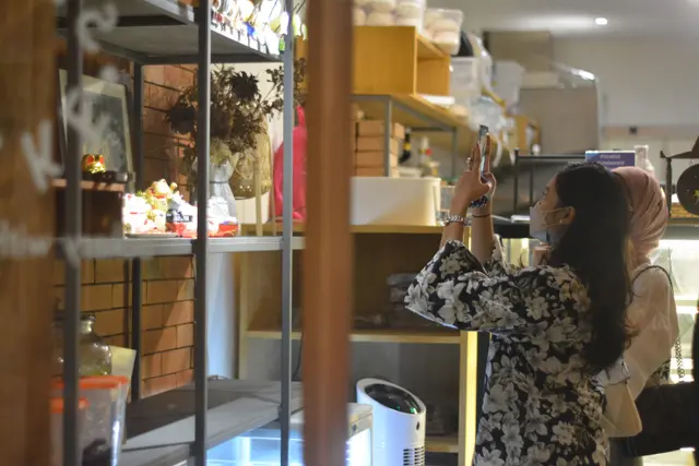 Fazha Chu dan Anne Mutiara, Owner Seroja Bakery dalam postingan instagram