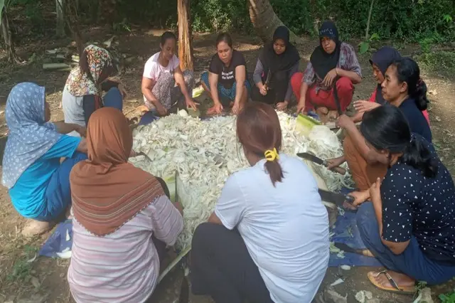 Dinas Kelautan dan Perikanan Kulon Progo memberikan pelatihan bagi ibu-ibu.