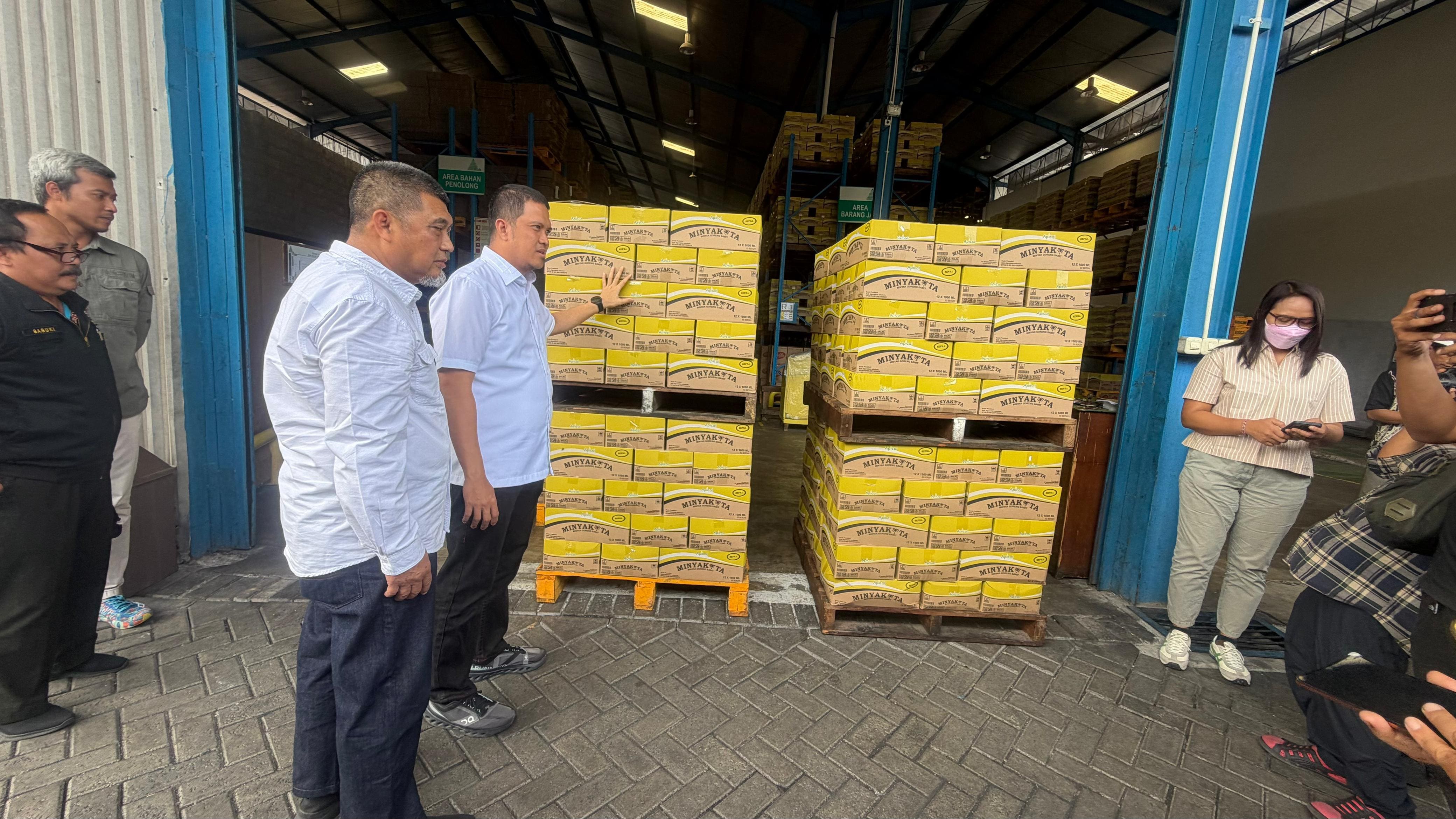 <p>Direktur Tertib Niaga, Direktorat Jenderal Perlindungan Konsumen dan Tertib Niaga Kemendag, Mario Josko, saat memimpin pengawasan, distribusi, dan harga jual MINYAKITA di Pasar Pucang Anom, Surabaya, Jawa Timur, Jumat, 5 Desember 2025. (Dok. Kemendag)</p>
