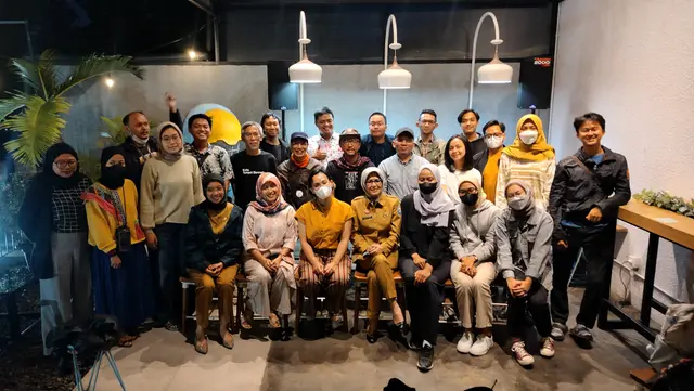 Peserta Bandung Idea Connect berfoto bersama setelah diskusi selesai.