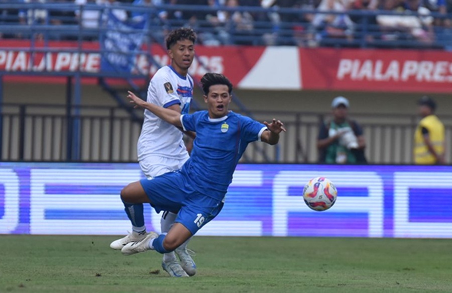 <p>Bek Persib, Alfeandra Dewangga mengaku sempat grogi saat tampil perdana di hadapan Bobotoh. (Foto: Persib.co.id).</p>
