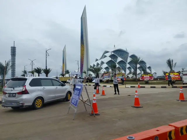 Suasana pintu masuk Masjid Raya Al Jabbar. Dok. sokoguru.