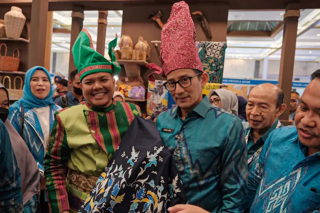 Sandiaga Uno mengunjungi booth pameran INACRAFT 2023. Dok. Kemenparekraf