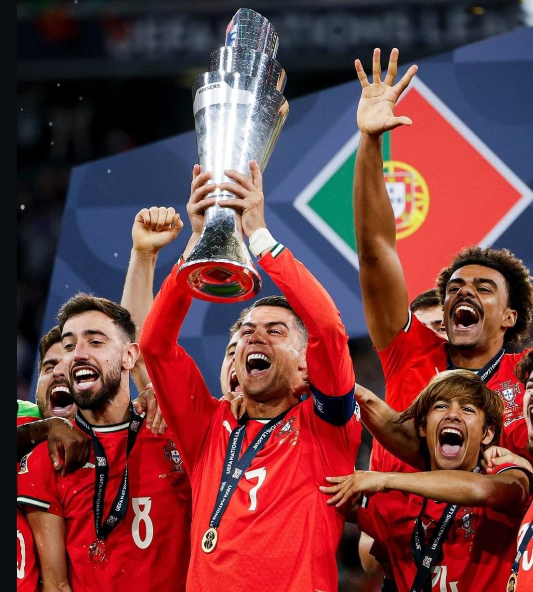 <p>Ilustrasi Cristiano Ronaldo mengangkat trofi UEFA Nations League 2025 dengan penuh haru, usai membawa Portugal juara di usia 40 tahun. Momentum ini jadi modal penting jelang Piala Dunia 2026! Foto: Instagram.com/cristiano</p>
