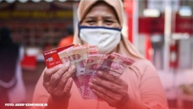 <p>Ilustrasi seorang penerima bantuan sosial memegang uang tunai dan buku tabungan sebagai simbol pencairan berbagai bantuan pemerintah yang akan cair Juni-Juli 2025, termasuk bantuan modal usaha hingga Rp5 juta untuk KPM.</p>
