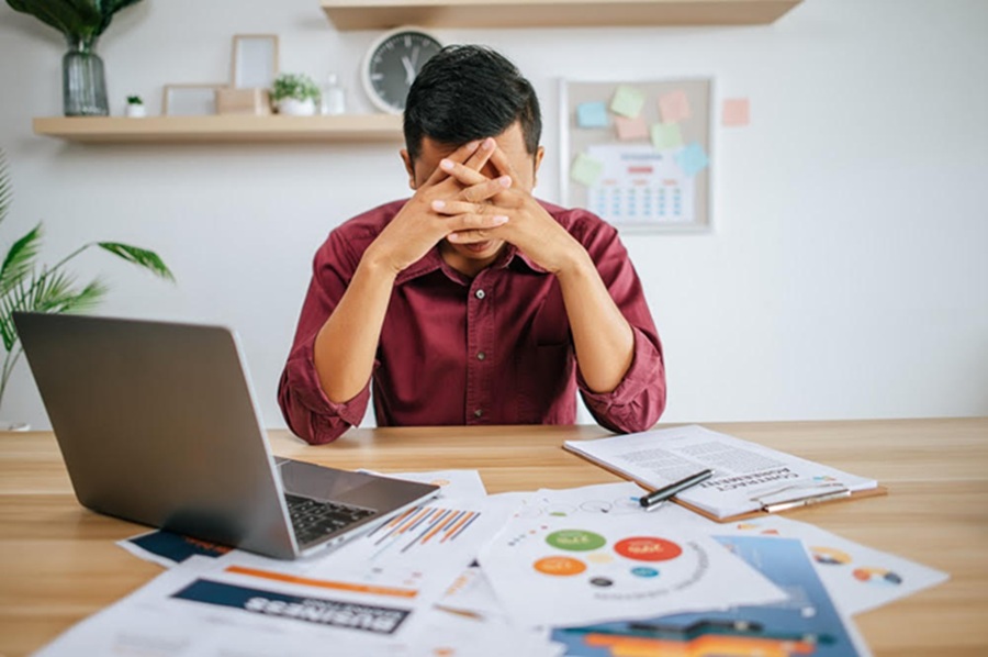 <p>Ilustrasi seorang pria terkena PHK. Berikut penjelasan alasan jika terkena PHK jangan langsung berbisnis. (Foto: Freepik).</p>
