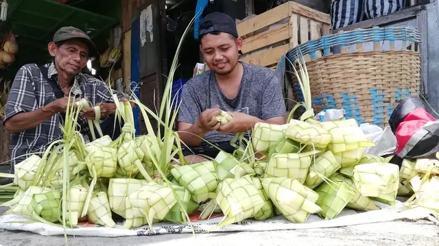 Penjual Ketupat Lebaran. Dok. Detik