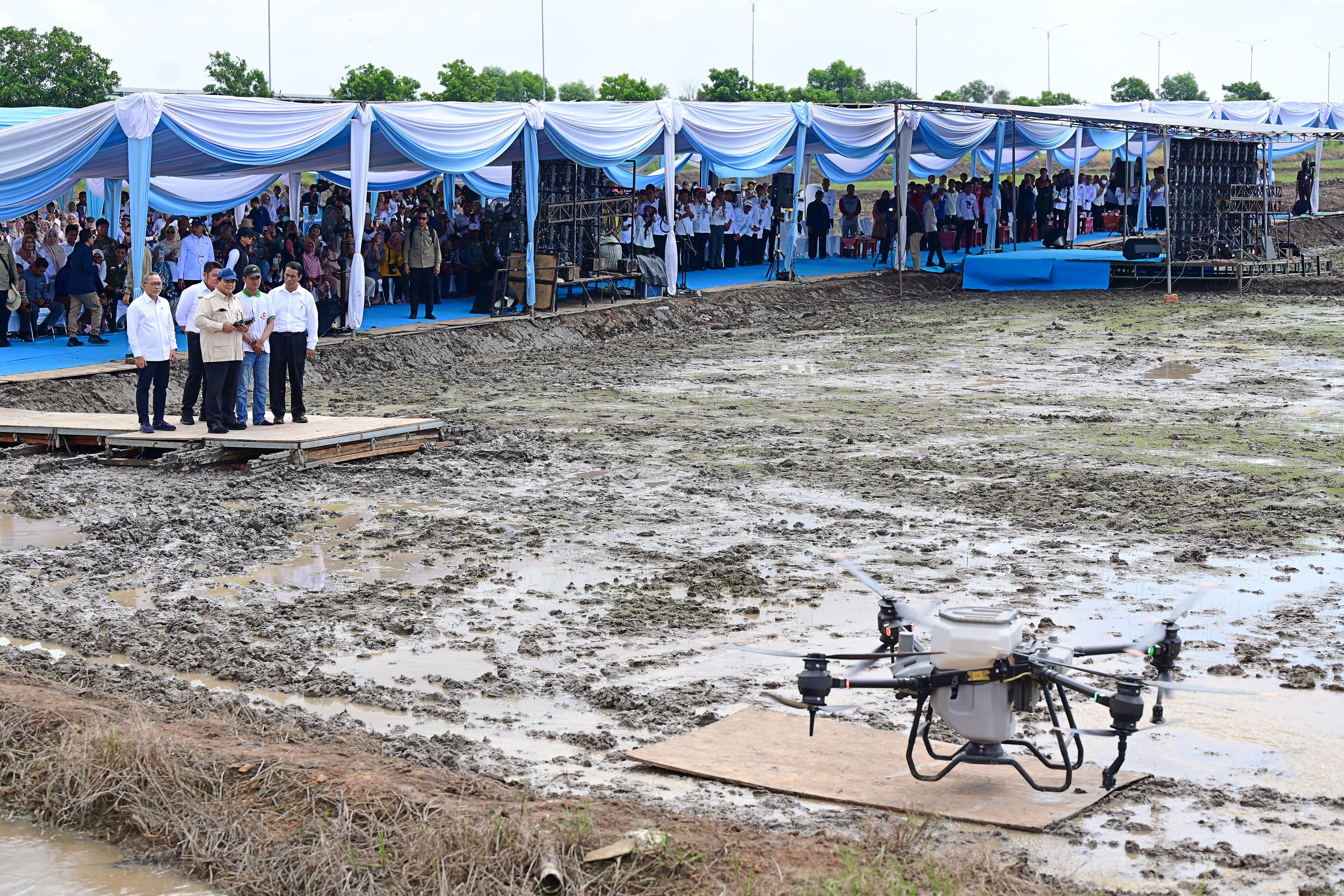 <p>Presiden Prabowo Subianto menjajal teknologi pertanian terbaru dengan mengoperasikan drone DJI Agras T40 untuk menebar benih padi di Kabupaten Ogan Ilir, Sumatera Selatan, Rabu, 23 April 2025. (Dok.Setneg)</p>

