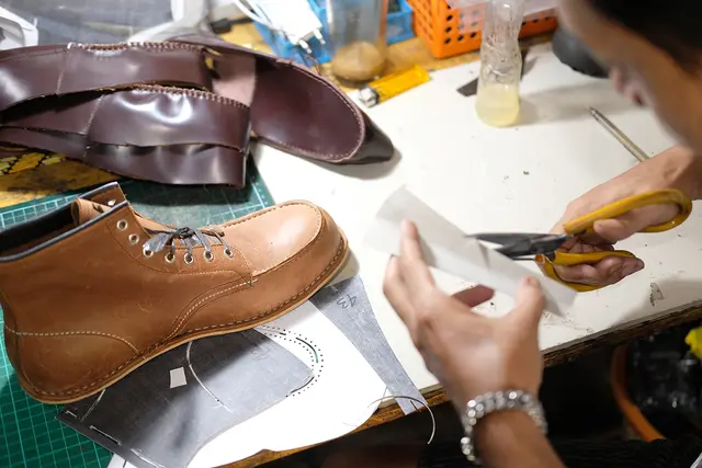 Koku Footware dikerjakans secara manual oleh pengrajin sepatu kulit Cibaduyut.