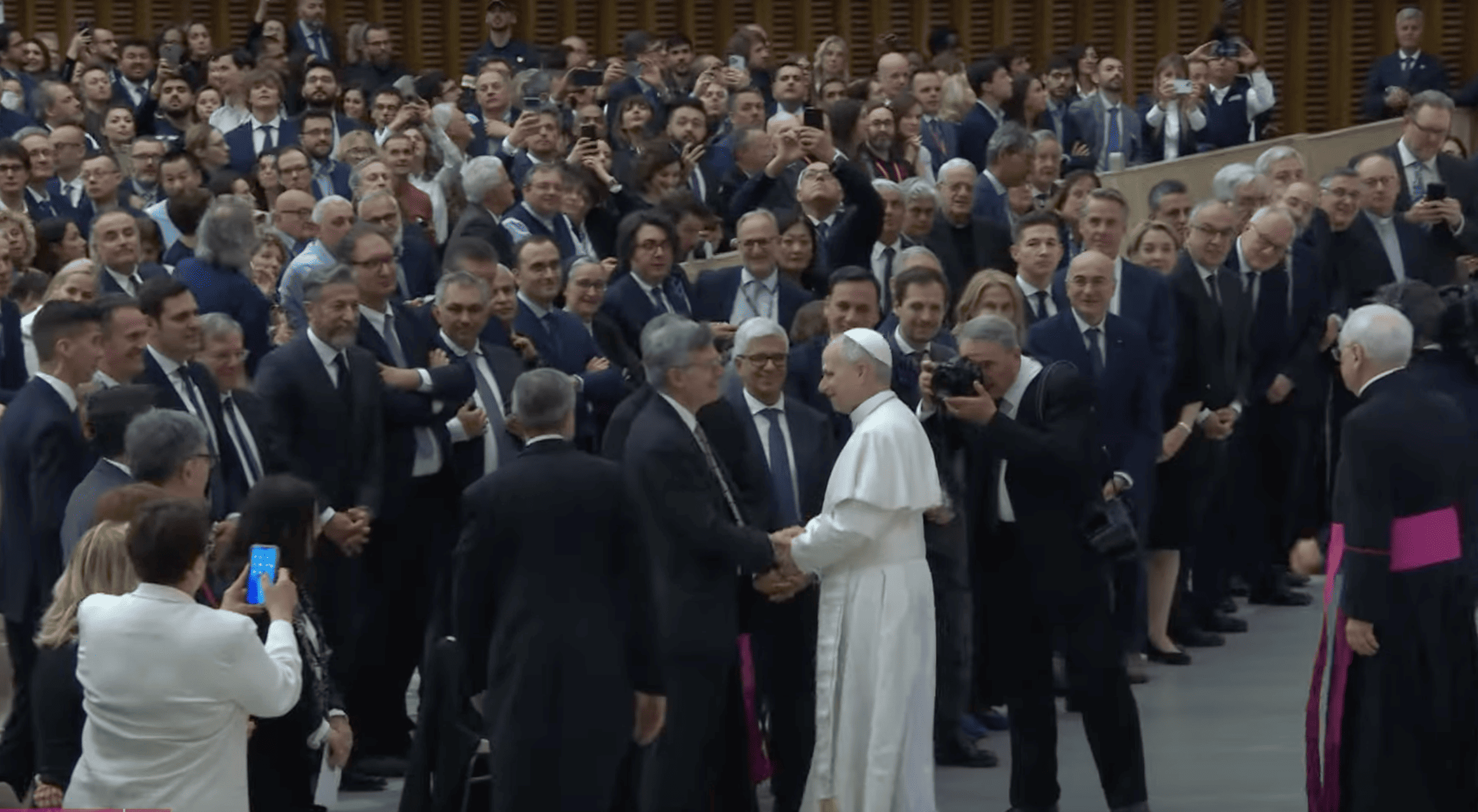 <p>Paus Leo XIV bertemu dengan media profesional di Vatikan, Senin, 12 Mei 2025 pagi waktu setempat. (Tangkapan layar Vatican News)</p>
