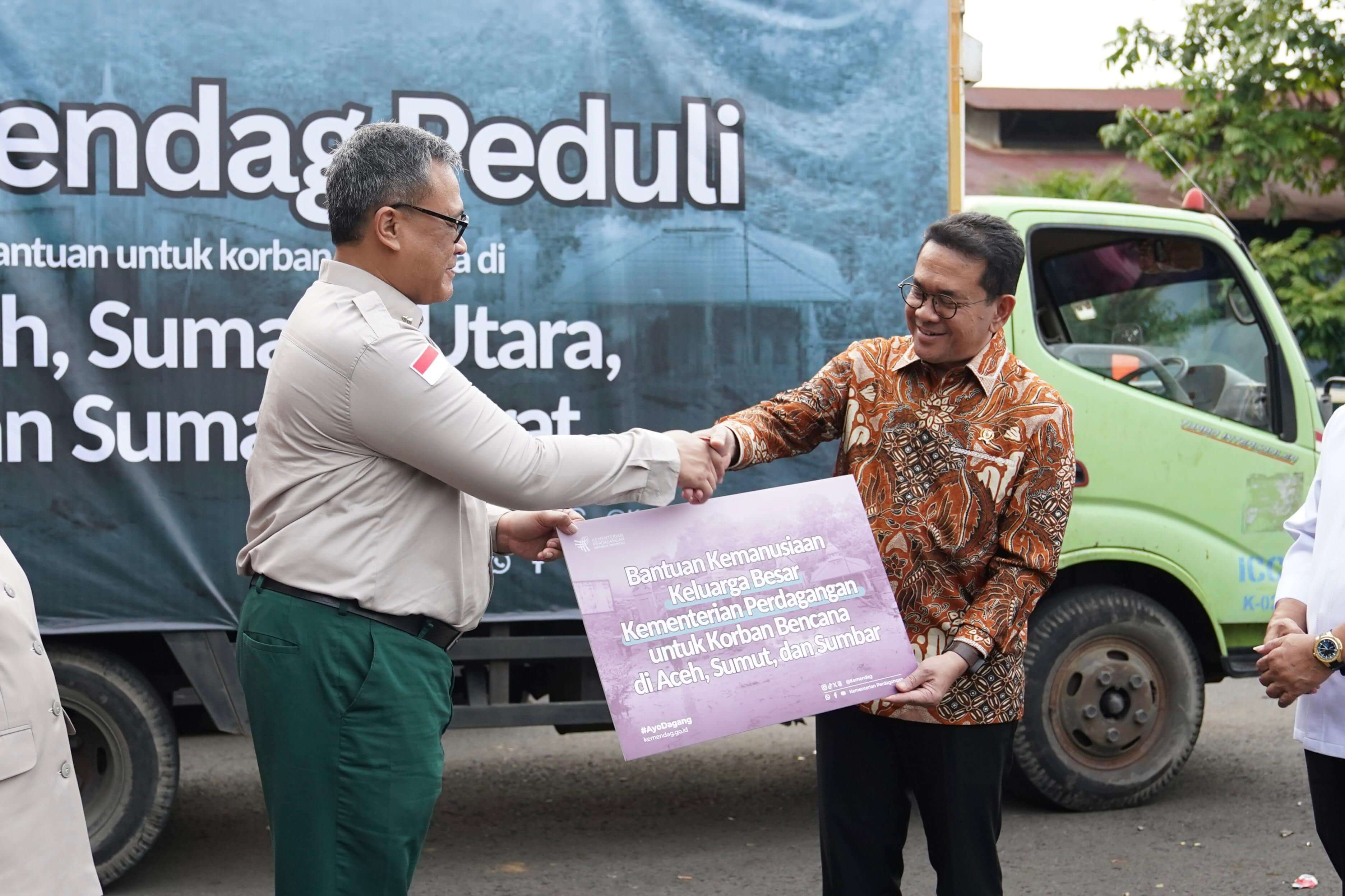 <p>Menteri Perdagangan Budi Santoso menyerahkan donasi bantuan bagi korban bencana di sejumlah wilayah Sumatra ke Badan Nasional Penanggulangan Bencana (BNPB) di Area Bandara Halim Perdana Kusuma, Jakarta Timur. (Dok. Kemendag)</p>

