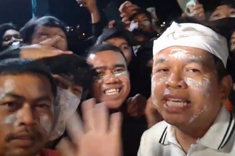 <p>Potret Gubernur Jawa Barat, Dedi Mulyadi menyambangi masa aksi di sekitar Gedung DPRD Jabar, pada Jumat malam WIB. (Foto: TikTok Kang Dedi Mulyadi).</p>
