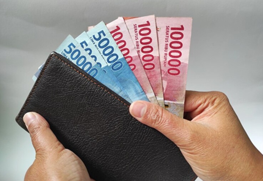 <p>Ilustrasi uang pecahan rupiah. Berikut ini jadwal pencairan BSU 2025, dan penjelasan terkait status lolos verifikasi oleh BPJS Ketenagakerjaan. (Foto: Freepik).</p>
