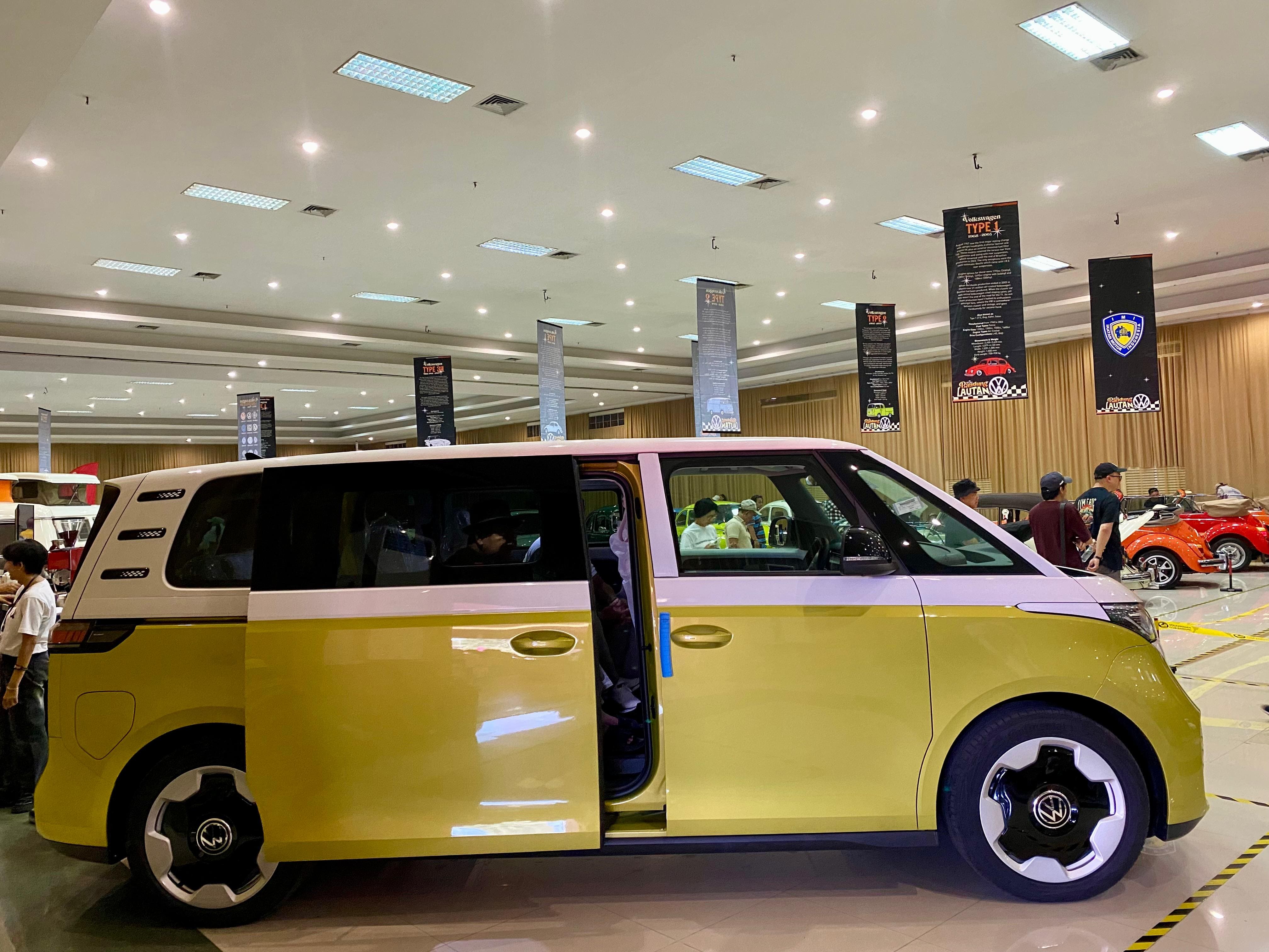 <p>The All-Electric ID. Buzz,  generasi terbaru dari VW Kombi yang ikonik sebagai simbol evolusi dari masa lalu ke masa depan.(Volkswagen Indonesia)</p>

