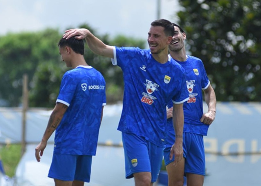 <p>Saksikan siaran langsung pertandingan Persib vs Persebaya melalui stasiun televisi maupun live streaming sore ini. (Foto: Persib).</p>
