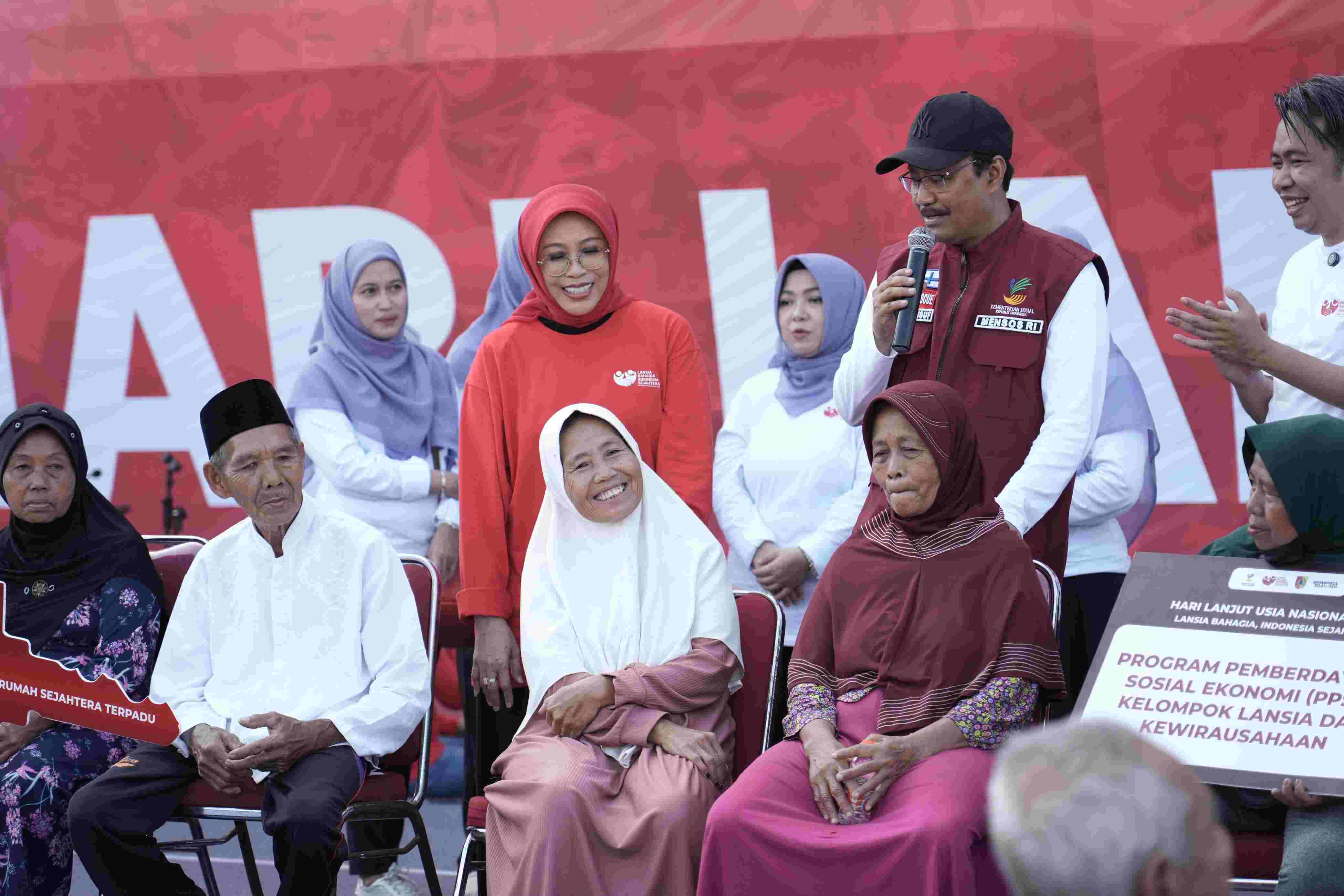 <p>Mensos Gus Ipul saat menghadiri Puncak Peringatan Hari Lanjut Usia Nasional (HLUN) Tahun 2025 di Alun-Alun Kabupaten Jember, Jawa Timur, Sabtu 31 Mei 2025).  (Dok.Kemensos)</p>
