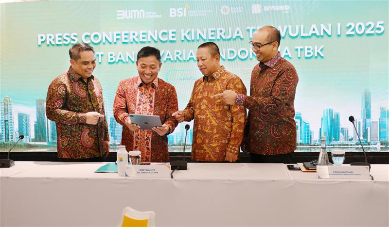 <p>Ilustrasi Plt Direktur Utama BSI, Hery Gunardi, bersama jajaran direksi lainnya dalam konferensi pers yang mengumumkan kinerja positif BSI di Triwulan I 2025 dan rencana strategis ekspansi ke Arab Saudi untuk menjangkau pasar haji dan umrah yang potensial. Foto: bankbsi.co.id</p>

