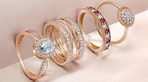 <p>Ilustrasi harga emas perhiasan hari ini. Info lengkap harga emas perhiasan hari ini pegadaian 24 karat, 22 karat, 18 karat, 8 karat! Cek harga jual dan buyback untuk harga emas perhiasan hari ini naik atau turun? Foto: The Palace</p>
