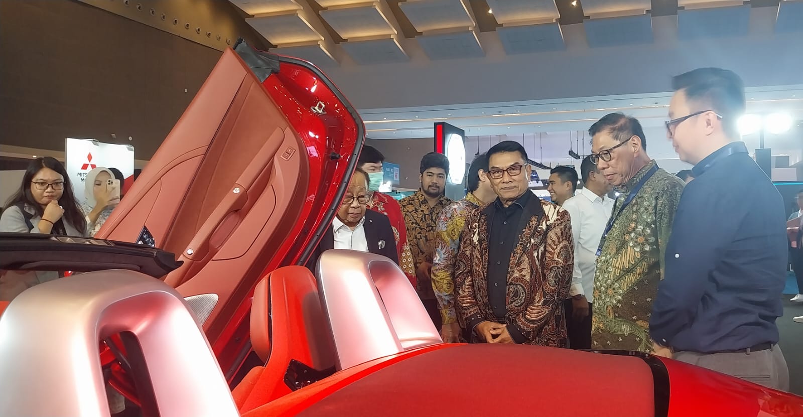 <p>Ketua Umum Perkumpulan Industri Kendaraan Listrik Indonesia (Periklindo), Moeldoko mendengar penjelasan tentang sedan Cyberster buatan MG, di Hall C, pameran PEVS 2025, di JIExpo, Selasa, 29 April 2025. (Dok. Sokoguru/Rosmery)</p>

