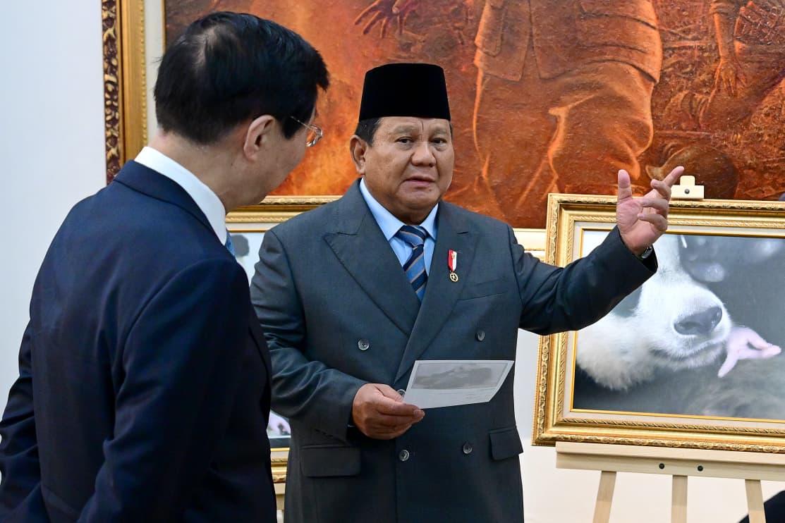 <p>Seusai pertemuan tête-á-tête, Presiden Prabowo memperlihatkan foto bayi panda Rio kepada  Ketua Majelis Permusyawaratan Rakyat (MPR) Tiongkok, Wang Huning, di Istana Merdeka, Jakarta, Kamis, 4 Desember 2025. (Dok. BPMI Setpres/Muchlis Jr)</p>
