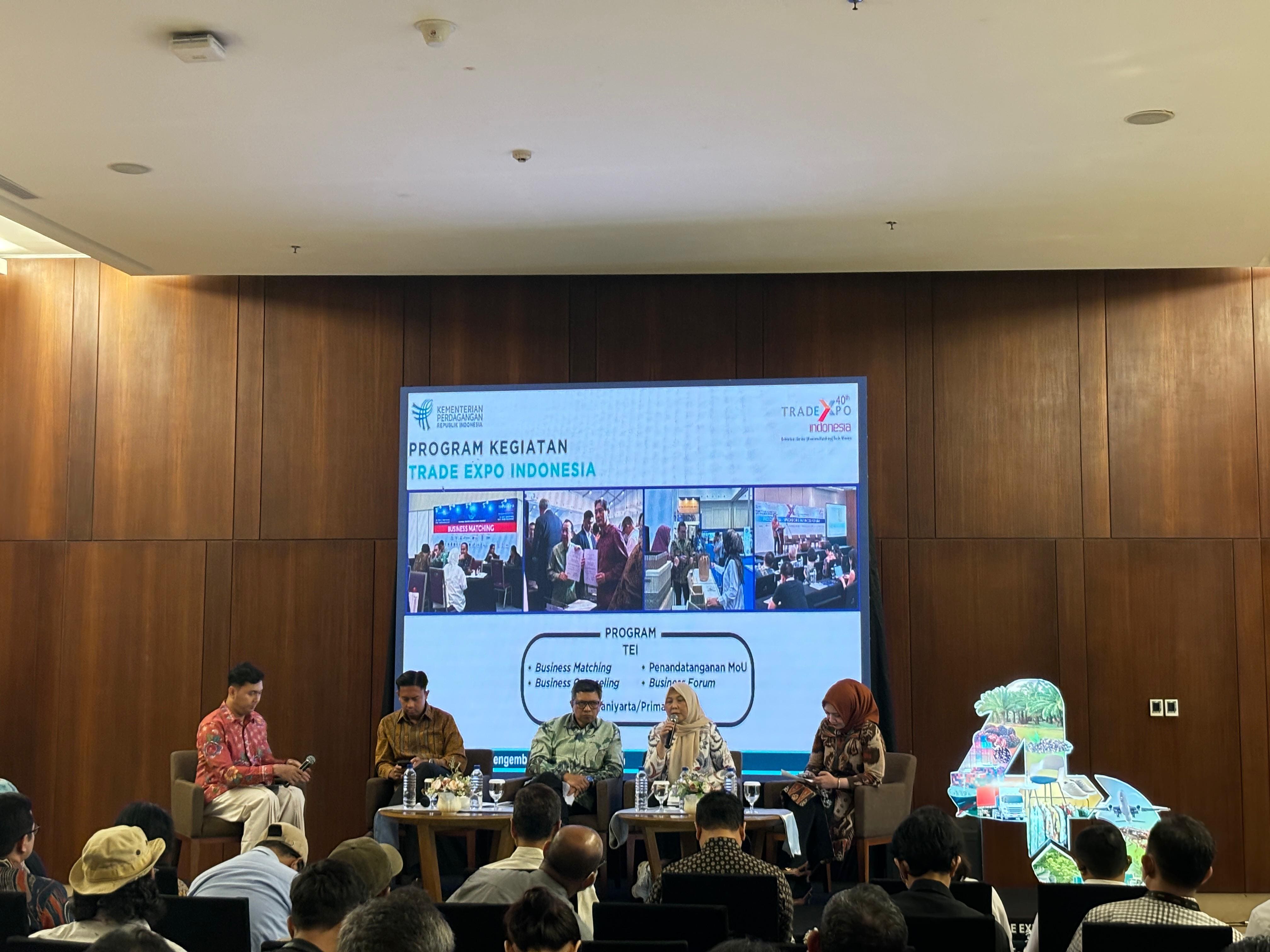 <p>Direktur Jenderal Pengembangan Ekspor Nasional Kementerian Perdagangan (Dirjen PEN Kemedag), Fajarini Puntodewi, dalam keterangan pers di ICE BSD City, Kabupaten Tangerang, Senin, 29 September 2025. (Dok. Kemendag)</p>

<p> </p>
