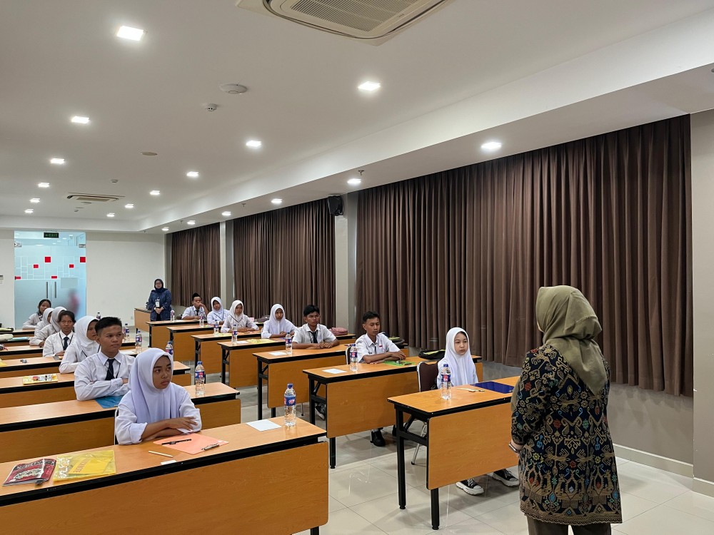 <p>Para pelajar mengikuti tes potensi akademik, psikotes, wawancara, psikologi klinis, hingga validasi dokumen dalam seleksi tahap II Program Kelas Beasiswa PT Timah ke SMAN 1 Pemali. (Dok.PT Timah)</p>
