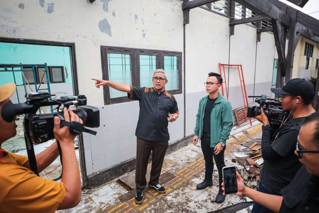 <p>Wali Kota Bandung, Muhammad Farhan, menyatakan bahwa meski secara hukum lahan SLB berada di bawah kewenangan Kementerian Sosial, pihaknya tetap memprioritaskan empati, kemanusiaan, dan solusi inklusif.(Dok.Pemkot Bandung)</p>
