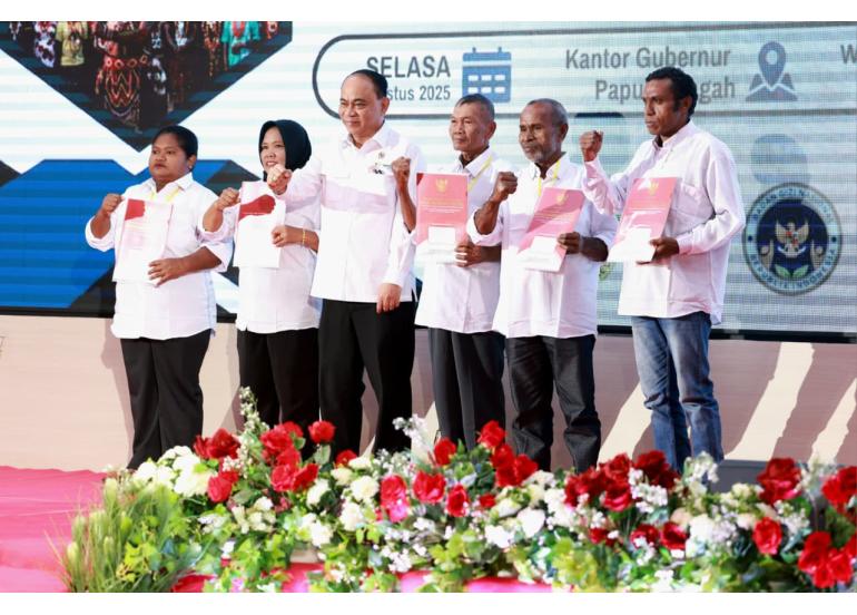 <p>Menkop Budi Arie Setiadi saat menyerahkan SK Badan Hukum Kopdes Merah Putih di Kabupaten Nabire, Papua Tengah, Selasa, 12 Agustus 2025. (Dok. Kementerian Koperasi)</p>
