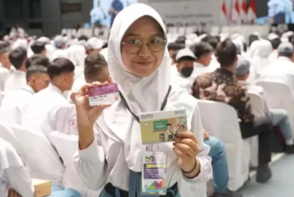 <p>Dari sekolah hingga lulus, siswa berhak dapat bantuan PIP selama punya KIP. Jangan lewatkan kesempatan ini! Yuk, koordinasi dengan sekolah dan aktifkan rekening SimPel agar dana PIP segera cair.</p>
