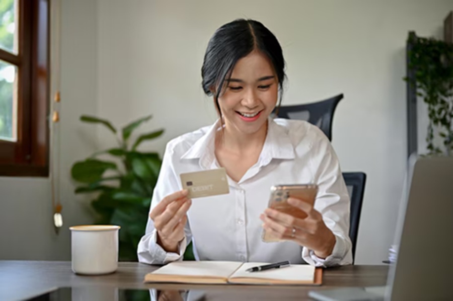 <p>Ilustrasi seorang perempuan update rekening bank. Berikut cara membuka rekening untuk BSU 2025 dan update data penerima. (Foto: Freepik).</p>

