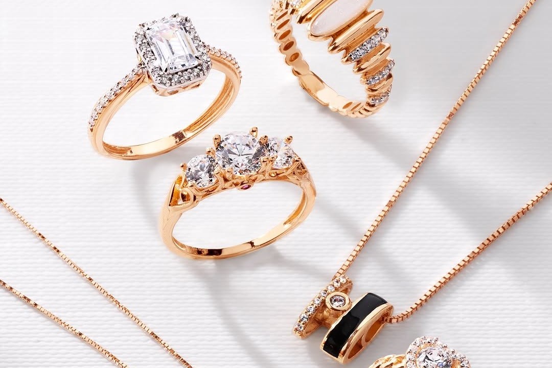 <p>Ilustrasi harga emas perhiasan hari ini. Update harga emas hari ini, untuk harga emas perhiasan hari ini naik atau turun? Segera cek rincian harga emas 24 karat hari ini, harga emas hari ini 1 gram, harga emas 22 karat hari ini hingga harga emas dunia hari ini. Tunjukkan kenaikan tipis pada grafik harga emas hari ini, simak saatnya beli atau jual? Foto: The Palace</p>
