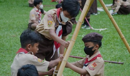 <p>Ilustrssi para siswa tengah melakukan kegiatan pramuka di Kota Bandung. Pemkot Bandung mendukung penuh langkah Kejaksaan Tinggi Jawa Barat dalam mengusut dugaan korupsi dana hibah Pramuka tahun 2017, 2018, dan 2020. (Dok.Pramuka Kota Bandung</p>
