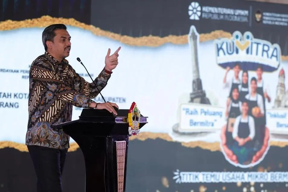 <p>Menteri Usaha Mikro, Kecil, dan Menengah (UMKM) Maman Abdurrahman saat membuka program Kemudahan Usaha Mikro untuk Bermitra (Kumitra) di Semarang, Jawa Tengah, Kamis, 20 November 2025. (Dok. Kementerian UMKM)</p>
