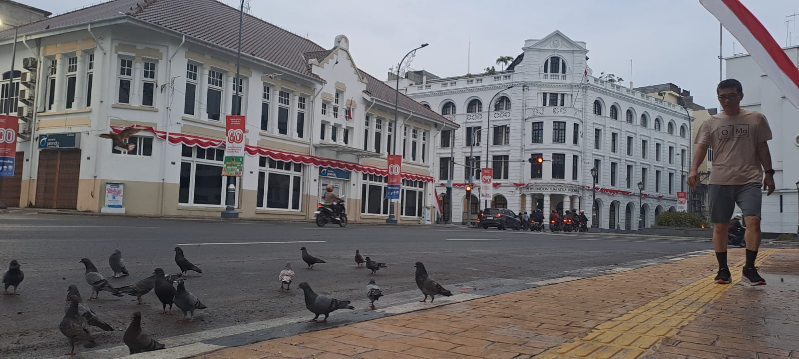 <p>Kota Tua Medan menghadirkan nuansa nostalgia di pagi yang lengang. Gedung kolonial, merpati, dan hiruk pikuk modern berpadu dalam harmoni unik. foto rizki laelani.</p>
