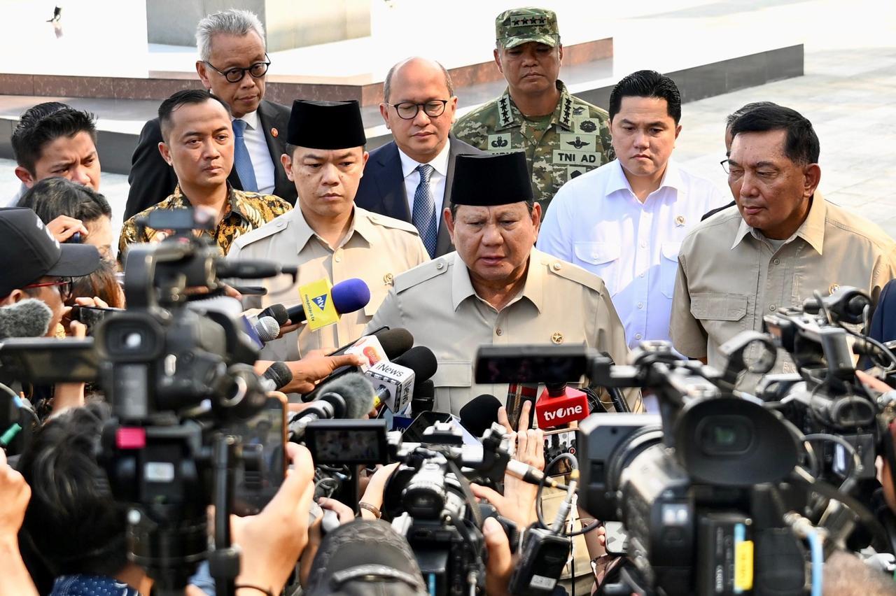 <p>SOKOGURU, JAKARTA- Setelah menghadiri Konferensi Tingkat Tinggi (KTT) Perdamaian Sharm El-Sheikh di Republik Arab Mesir, Senin, 13 Oktober 2025, Presiden Prabowo Subianto tiba  di Pangkalan Udara Halim Perdanakusuma, Jakarta, Selasa,  14 Oktober 2025.</p>

<p>Dalam keterangannya di Halim, Kepala Negara menegaskan komitmen kuat Indonesia dalam mendukung proses perdamaian dunia, khususnya di kawasan Timur Tengah. </p>

<p>“Saya baru saja tiba dari Mesir, dari Sharm El-Sheikh. Di situ banyak tokoh dari berbagai negara hadir menyaksikan penandatanganan pokok-pokok persetujuan rencana gencatan senjata yang nantinya mengarah kepada perdamaian keseluruhan,” ujarnya, seperti dikutip BPMI Setpres.</p>

<p>Presiden menilai penandatanganan dokumen perdamaian tersebut merupakan langkah awal yang baik dalam upaya bersama mencapai perdamaian yang berkelanjutan. </p>

<p>Presiden ke-8 RI itu pun menyambut baik perkembangan positif di kawasan seperti dimulainya gencatan senjata dan rencana penarikan pasukan Israel secara bertahap dari wilayah Gaza.</p>

<p>“Yang penting, gencatan senjata sudah berjalan. Kemudian segera pasukan Israel akan ditarik. Tentunya sesuai tahapan-tahapan. Sandera-sandera sudah dilepas,” imbuhnya.</p>

<p>Pada kesempatan tersebut, Presiden menyampaikan apresiasi atas kepercayaan Internasional yang terus melibatkan Indonesia dalam proses besar menuju perdamaian. </p>

<p>Hal itu sejalan dengan tekad Indonesia sebagai bangsa besar yang menjunjung tinggi keadilan dan kemanusiaan.</p>

<p>“Memang ini tekad kita sebagai bangsa. Tekad saya, puluhan tahun saya membela Palestina, puluhan tahun sejak saya masih muda. Kita terus-menerus mendukung kemerdekaan Palestina, rakyat Palestina,” lanjutnya.</p>

<p>Dalam keterangannya, Kepala Negara turut menyampaikan konsistensi negara dalam menunjukkan komitmen nyata terhadap perjuangan rakyat Palestina. </p>

<p>Menurutnya, Indonesia secara aktif mendukung kemerdekaan Palestina dengan pengiriman bantuan kemanusiaan ke wilayah konflik.</p>

<p>“Kita kirim bantuan, kita kirim kapal, kita kirim Hercules berkali-kali. Saya kira rakyat Palestina dan rakyat Timur Tengah melihat bagaimana komitmen Indonesia. Kita juga kirim bantuan pangan cukup besar, ribuan ton beras kita kirim. Dan kita terus commit untuk mendukung ini,” katanya.</p>

<p>Lebih lanjut, Presiden menyatakan kesiapan Indonesia untuk berkontribusi dalam menjaga stabilitas dan keamanan kawasan, termasuk pengiriman pasukan perdamaian.</p>

<p>“Saya ditanya oleh pihak-pihak yang merupakan pihak katakanlah mediator kunci, Amerika Serikat, dengan Turki, Qatar, Mesir, negara-negara yang langsung berurusan sama Palestina. Mereka bertanya bagaimana kesiapan Indonesia. Kami katakan kami siap,” pungkasnya. </p>

<p>Penandatanganan dokumen perdamaian</p>

<p>Presiden Prabowo Subianto menghadiri KTT Perdamaian Sharm El-Sheikh di Sharm El-Sheikh, Republik Arab Mesir. KTT tersebut menjadi forum bersejarah yang mempertemukan para pemimpin dunia untuk menyaksikan penandatanganan perjanjian perdamaian dan penghentian perang di Gaza.</p>

<p>Dalam forum tersebut, Presiden Prabowo secara langsung menyaksikan penandatanganan dokumen perdamaian oleh Presiden Amerika Serikat Donald Trump, Presiden Republik Arab Mesir Abdel Fattah El-Sisi, Presiden Republik Turkiye Recep Tayyip Erdogan, dan Emir Qatar Syekh Tamim bin Hamad Al Thani. </p>

<p>Dari barisan depan, Presiden Prabowo yang bersebelahan dengan Presiden Prancis Emmanuel Macron menyaksikan prosesi tersebut sebagai representasi komitmen dan Konsistensi Indonesia terhadap perdamaian dunia.</p>

<p>Pada kesempatan tersebut, Presiden Prabowo pun mendapatkan apresiasi besar dari Presiden Trump atas perannya dalam mewujudkan kesepakatan bersejarah tersebut. </p>

<p>Sebagai sosok yang dipandang luar biasa, apresiasi terhadap Presiden Prabowo mencerminkan pengakuan dunia atas peran aktif Indonesia dalam menciptakan perdamaian dan upaya kemanusiaan di Gaza.</p>

<p>Dengan berakhirnya agenda KTT Perdamaian Sharm El-Sheikh, Presiden Prabowo menegaskan komitmennya bahwa Indonesia akan terus berperan aktif dalam rekonstruksi dan rehabilitasi Gaza, serta memperkuat kerja sama internasional dalam menjaga perdamaian dunia. </p>

<p>Kehadiran Kepala Negara di forum tersebut juga menjadi representasi nyata dari semangat Indonesia untuk membawa pesan perdamaian ke kawasan Timur Tengah maupun global.</p>

<p>Pesawat Garuda Indonesia-1 yang membawa Presiden beserta rombongan tiba di Pangkalan Udara Halim Perdanakusuma, Jakarta pada pukul 14.30 WIB. </p>

<p>Tampak menyambut kedatangan Presiden yakni Menteri Pertahanan Sjafrie Sjamsoeddin, Menteri Investasi dan Hilirisasi Rosan Roeslani, Menteri Pendidikan Tinggi, Sains, dan Teknologi Brian Yuliarto, Menteri Sekretaris Negara Prasetyo Hadi, Menteri Pemuda dan Olahraga Erick Thohir, Kepala Badan Komunikasi Pemerintah Angga Raka Prabowo, serta Wakil Panglima TNI Jenderal Tandyo Budi Revita. (SG-1)</p>

<p> </p>

<p> </p>

<p> </p>

<p>SOKOGURU, JAKARTA- Setelah menghadiri Konferensi Tingkat Tinggi (KTT) Perdamaian Sharm El-Sheikh di Republik Arab Mesir, Senin, 13 Oktober 2025, Presiden Prabowo Subianto tiba  di Pangkalan Udara Halim Perdanakusuma, Jakarta, Selasa,  14 Oktober 2025.</p>

<p>Dalam keterangannya di Halim, Kepala Negara menegaskan komitmen kuat Indonesia dalam mendukung proses perdamaian dunia, khususnya di kawasan Timur Tengah. </p>

<p>“Saya baru saja tiba dari Mesir, dari Sharm El-Sheikh. Di situ banyak tokoh dari berbagai negara hadir menyaksikan penandatanganan pokok-pokok persetujuan rencana gencatan senjata yang nantinya mengarah kepada perdamaian keseluruhan,” ujarnya, seperti dikutip BPMI Setpres.</p>

<p>Presiden menilai penandatanganan dokumen perdamaian tersebut merupakan langkah awal yang baik dalam upaya bersama mencapai perdamaian yang berkelanjutan. </p>

<p>Presiden ke-8 RI itu pun menyambut baik perkembangan positif di kawasan seperti dimulainya gencatan senjata dan rencana penarikan pasukan Israel secara bertahap dari wilayah Gaza.</p>

<p>“Yang penting, gencatan senjata sudah berjalan. Kemudian segera pasukan Israel akan ditarik. Tentunya sesuai tahapan-tahapan. Sandera-sandera sudah dilepas,” imbuhnya.</p>

<p>Pada kesempatan tersebut, Presiden menyampaikan apresiasi atas kepercayaan Internasional yang terus melibatkan Indonesia dalam proses besar menuju perdamaian. </p>

<p>Hal itu sejalan dengan tekad Indonesia sebagai bangsa besar yang menjunjung tinggi keadilan dan kemanusiaan.</p>

<p>“Memang ini tekad kita sebagai bangsa. Tekad saya, puluhan tahun saya membela Palestina, puluhan tahun sejak saya masih muda. Kita terus-menerus mendukung kemerdekaan Palestina, rakyat Palestina,” lanjutnya.</p>

<p>Dalam keterangannya, Kepala Negara turut menyampaikan konsistensi negara dalam menunjukkan komitmen nyata terhadap perjuangan rakyat Palestina. </p>

<p>Menurutnya, Indonesia secara aktif mendukung kemerdekaan Palestina dengan pengiriman bantuan kemanusiaan ke wilayah konflik.</p>

<p>“Kita kirim bantuan, kita kirim kapal, kita kirim Hercules berkali-kali. Saya kira rakyat Palestina dan rakyat Timur Tengah melihat bagaimana komitmen Indonesia. Kita juga kirim bantuan pangan cukup besar, ribuan ton beras kita kirim. Dan kita terus commit untuk mendukung ini,” katanya.</p>

<p>Lebih lanjut, Presiden menyatakan kesiapan Indonesia untuk berkontribusi dalam menjaga stabilitas dan keamanan kawasan, termasuk pengiriman pasukan perdamaian.</p>

<p>“Saya ditanya oleh pihak-pihak yang merupakan pihak katakanlah mediator kunci, Amerika Serikat, dengan Turki, Qatar, Mesir, negara-negara yang langsung berurusan sama Palestina. Mereka bertanya bagaimana kesiapan Indonesia. Kami katakan kami siap,” pungkasnya. </p>

<p>Penandatanganan dokumen perdamaian</p>

<p>Presiden Prabowo Subianto menghadiri KTT Perdamaian Sharm El-Sheikh di Sharm El-Sheikh, Republik Arab Mesir. KTT tersebut menjadi forum bersejarah yang mempertemukan para pemimpin dunia untuk menyaksikan penandatanganan perjanjian perdamaian dan penghentian perang di Gaza.</p>

<p>Dalam forum tersebut, Presiden Prabowo secara langsung menyaksikan penandatanganan dokumen perdamaian oleh Presiden Amerika Serikat Donald Trump, Presiden Republik Arab Mesir Abdel Fattah El-Sisi, Presiden Republik Turkiye Recep Tayyip Erdogan, dan Emir Qatar Syekh Tamim bin Hamad Al Thani. </p>

<p>Dari barisan depan, Presiden Prabowo yang bersebelahan dengan Presiden Prancis Emmanuel Macron menyaksikan prosesi tersebut sebagai representasi komitmen dan Konsistensi Indonesia terhadap perdamaian dunia.</p>

<p>Pada kesempatan tersebut, Presiden Prabowo pun mendapatkan apresiasi besar dari Presiden Trump atas perannya dalam mewujudkan kesepakatan bersejarah tersebut. </p>

<p>Sebagai sosok yang dipandang luar biasa, apresiasi terhadap Presiden Prabowo mencerminkan pengakuan dunia atas peran aktif Indonesia dalam menciptakan perdamaian dan upaya kemanusiaan di Gaza.</p>

<p>Dengan berakhirnya agenda KTT Perdamaian Sharm El-Sheikh, Presiden Prabowo menegaskan komitmennya bahwa Indonesia akan terus berperan aktif dalam rekonstruksi dan rehabilitasi Gaza, serta memperkuat kerja sama internasional dalam menjaga perdamaian dunia. </p>

<p>Kehadiran Kepala Negara di forum tersebut juga menjadi representasi nyata dari semangat Indonesia untuk membawa pesan perdamaian ke kawasan Timur Tengah maupun global.</p>

<p>Pesawat Garuda Indonesia-1 yang membawa Presiden beserta rombongan tiba di Pangkalan Udara Halim Perdanakusuma, Jakarta pada pukul 14.30 WIB. </p>

<p>Tampak menyambut kedatangan Presiden yakni Menteri Pertahanan Sjafrie Sjamsoeddin, Menteri Investasi dan Hilirisasi Rosan Roeslani, Menteri Pendidikan Tinggi, Sains, dan Teknologi Brian Yuliarto, Menteri Sekretaris Negara Prasetyo Hadi, Menteri Pemuda dan Olahraga Erick Thohir, Kepala Badan Komunikasi Pemerintah Angga Raka Prabowo, serta Wakil Panglima TNI Jenderal Tandyo Budi Revita. (SG-1)</p>

<p> </p>

<p>Presiden Prabowo Subianto memberi keterangan kepada media  di Pangkalan Udara Halim Perdanakusuma, Jakarta,  Selasa 14 Oktober 2025. Kepala Negara menghadiri Konferensi Tingkat Tinggi (KTT) Perdamaian Sharm El-Sheikh di Republik Arab Mesir pada 13 Oktober 2025. (Dok. BPMI Setpres)</p>

<p> </p>

<p> </p>
