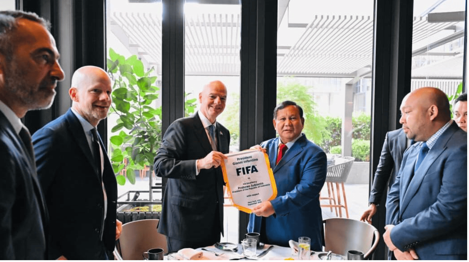 <p>Presiden Prabowo Subianto menerima kunjungan Presiden Federasi Sepak Bola Internasional (FIFA) Gianni Infantino di New York, Amerika Serikat,  Rabu, 24 September 2025 waktu setempat. (Dok. BPMI Setpres/Laily Rachev)</p>
