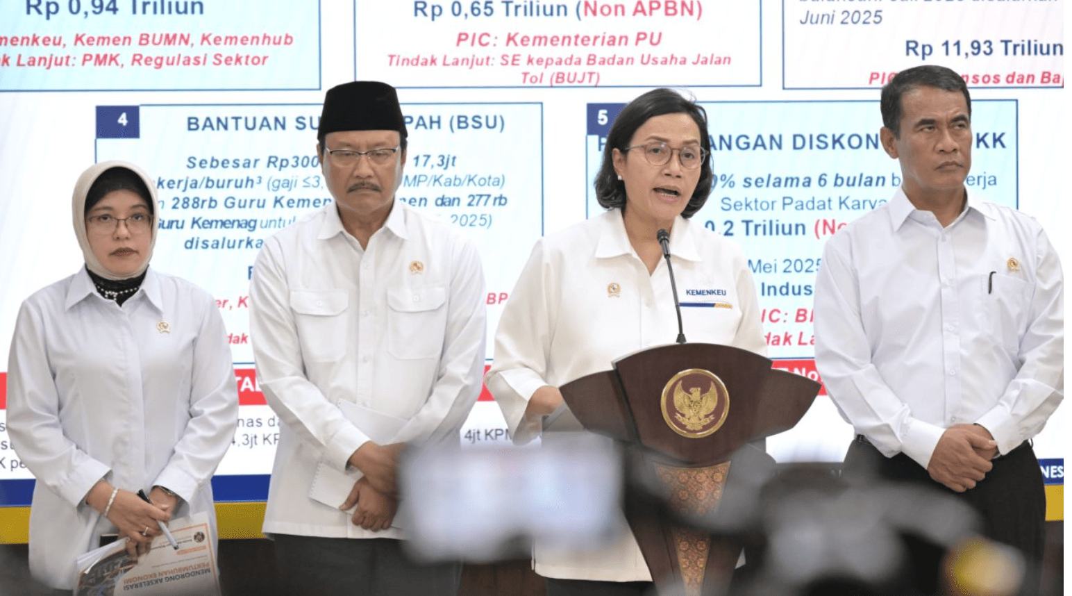 <p>Kepala BPS Amalia Adininggar Widyasanti, Menteri Sosial Saifullah Yusuf, Menteri Keuangan Sri Mulyani, dan Menteri Pertanian Andi Amran Sulaiman menyampaikan keterangan pers usai rapat terbatas bersama Presiden Prabowo di Istana Merdeka, Jakarta, Senin, 2 Juni 2025. (Dok. BPMI Setpres/Kris)</p>
