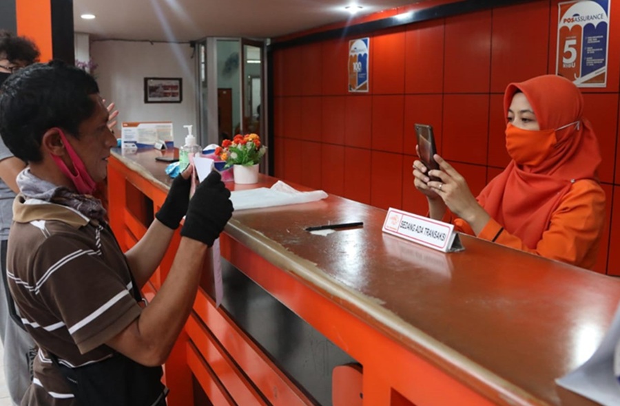 <p>Ilustrasi KPM mencairkan dana bansos di Kantor Pos. Berikut jumlah data penerima untuk pencairan bansos tahap 2 tahun 2025 dari Kemensos. (Foto: Pos Indonesia).</p>
