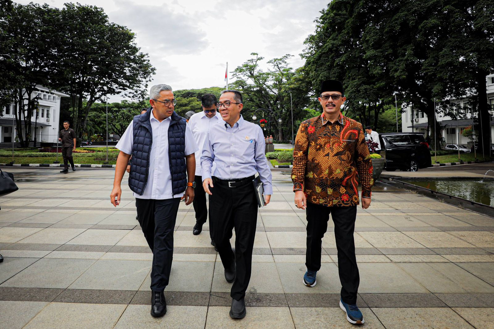Siap Bantu Pemkot Bandung Tangani Masalah Sampah, Mendiktisaintek akan Kerahkan Kampus