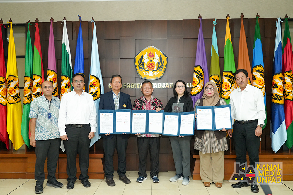 <p>Penandatangan Perjanjian Kerja Sama (PKS) tentang Penyediaan Dokter Desa antara Unpad dengan Fakultas Kedokteran UGJ Cirebon, Unisba, dan UK Maranatha Bandung yang diselenggarakan di Executive Lounge Unpad, Jl. Dipati Ukur No. 35 Bandung, Rabu, 13 Agustus 2025. (Dok. Jalasenastri Saprala)<br />
<br />
 </p>
