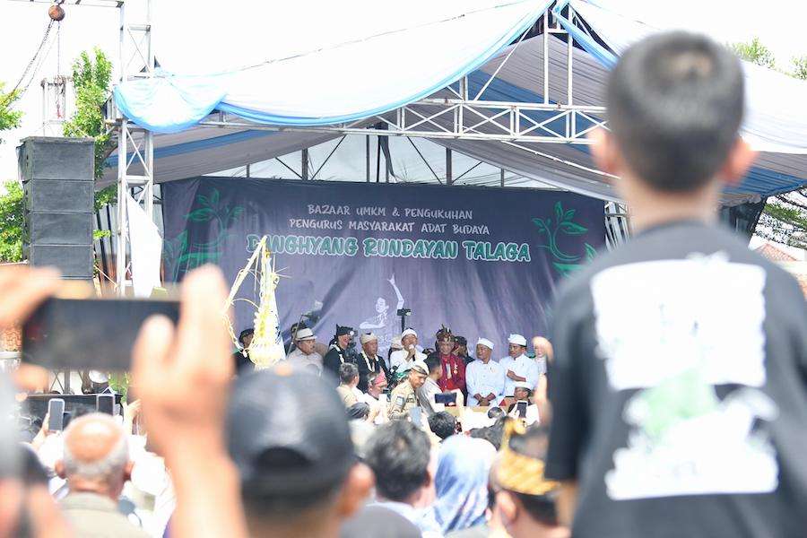 <p>Gubernur Jabar Dedi Mulyadi menghadiri prosesi pengukuhan Dewan Adat Masyarakat Adat Budaya Danghyang Rundayan Talaga, yang digelar di Alun-alun Talaga Manggung, Desa Talaga Kulon, Kecamatan Talaga, Kabupaten Majalengka, Jabar, Senin, 12 Mei 2025. (Dok.Pemprov Jabar)</p>
