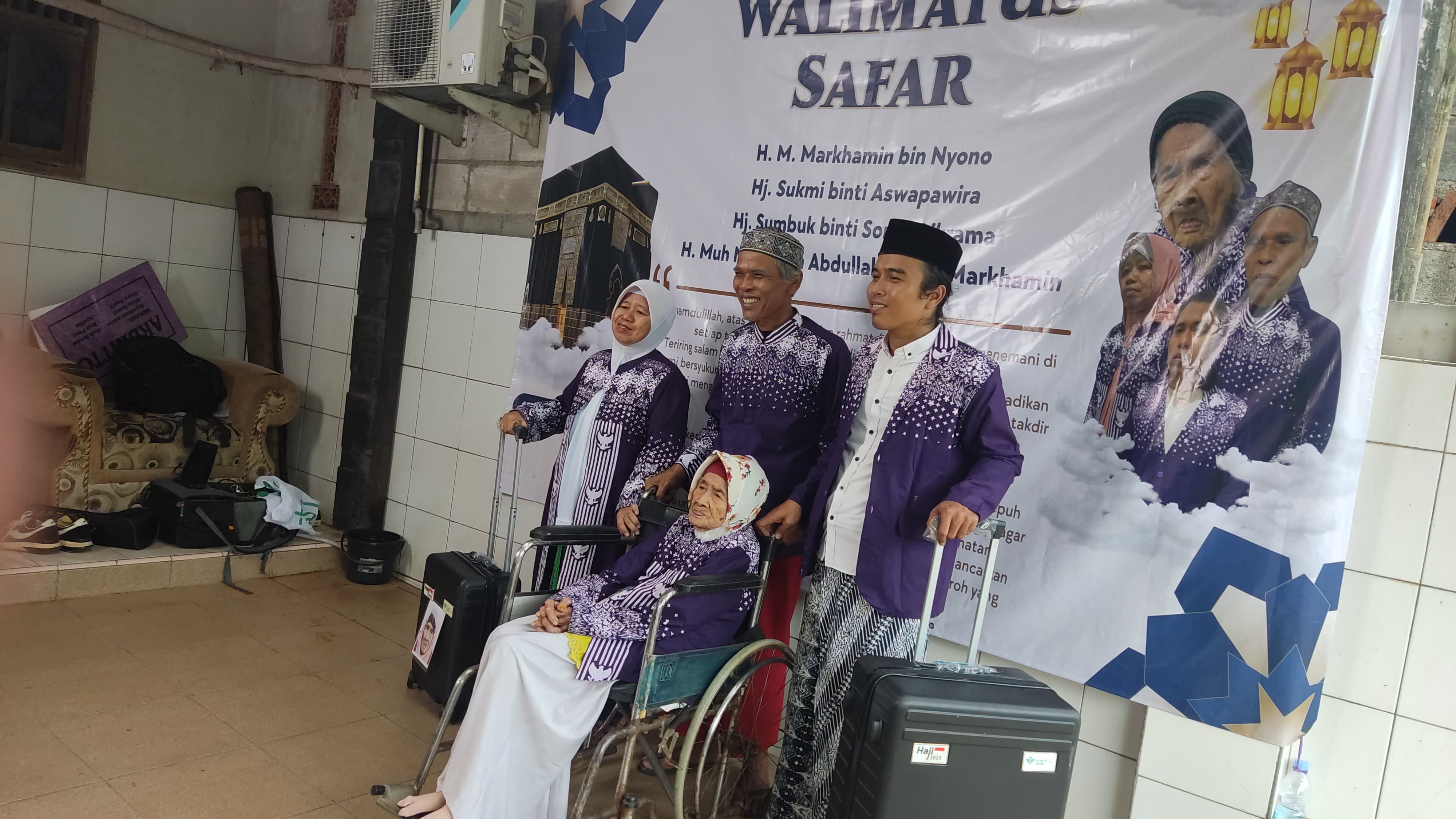 <p>Nenek Sumbuk (pakai kursi roda), perempuan tangguh berusia 109 tahun, yang tahun ini bersiap memenuhi panggilan suci ke Tanah Suci. (Dok.Kemenag)</p>
