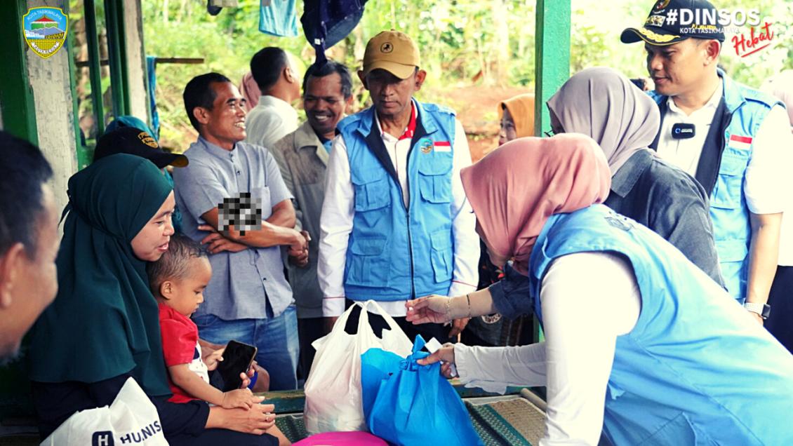 <p>Penyerahan Bantuan Sosial Untuk Warga Pra Sejahtera dan Bayi Stunting (sumber: Dinas Sosial Kota Tasikmalaya)</p>
