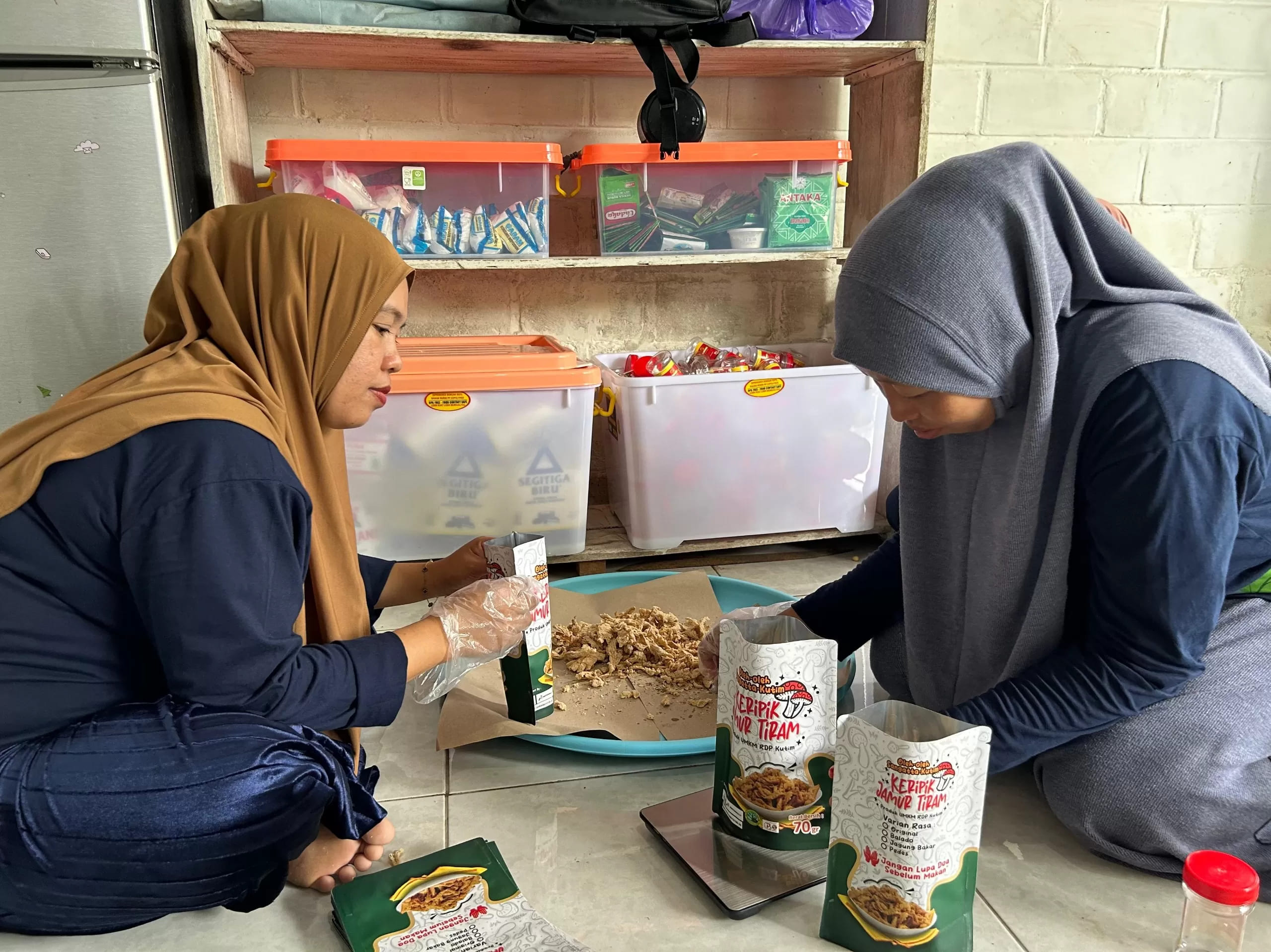 <p>Ibu-ibu Kelompok Wanita Tani (KWT) Berseri di Sangatta, Kutai Timur, Kalimantan Timur, kini siap mengolah jamur tiram jadi sumber penghasilan baru bersama PT Pertamina EP (PEP) Sangatta Field. (Dok. PEP Sangatta)</p>
