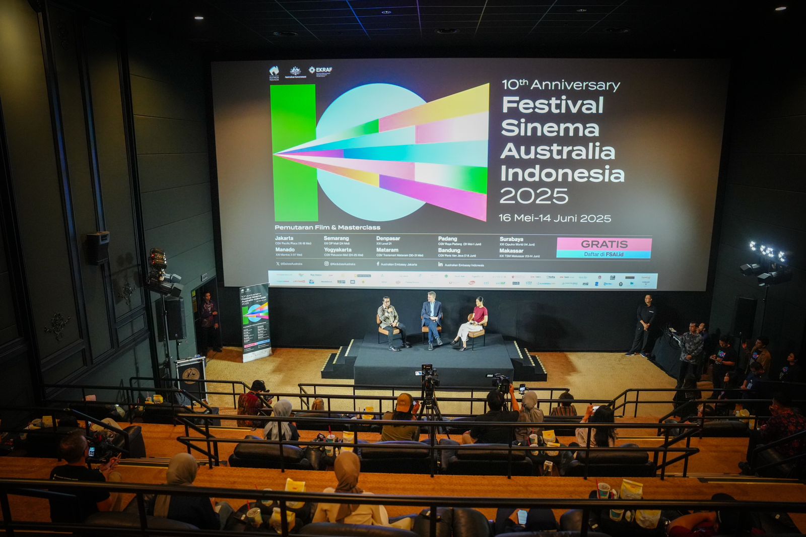 <p>Menteri Ekonomi Kreatif (Menteri Ekraf) Teuku Riefky Harsya, Duta Besar Australia untuk Indonesia Roderick Brazier dalam media launch Festival Sinema di  Australia Indonesia (FSAI) 2025 di CGV Pacific Place, Jakarta, Jumat, 9 Mei 2025. (Dok. Biro Komunikasi Kemenekraf)</p>
